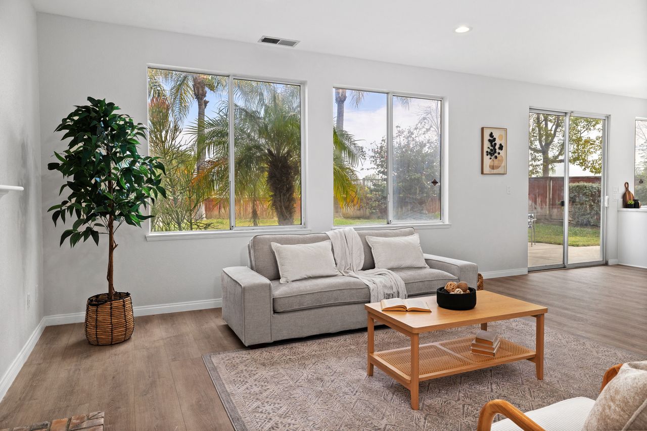Ardilla Pl living room